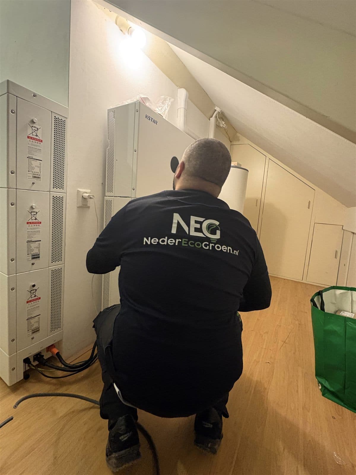Installateur van Neder Eco Groen sluit een thuisbatterij aan